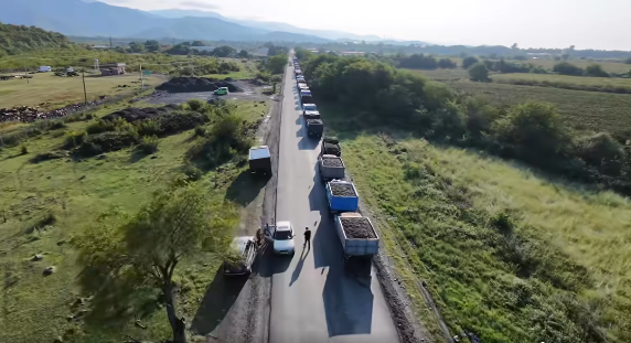 მეორე დღეა ღვინის ქარხნებთან ყურძნით დატვირთული გაჩერებული მანქანები დგას - მევენახეები მოსავალს ვერ აბარებენ